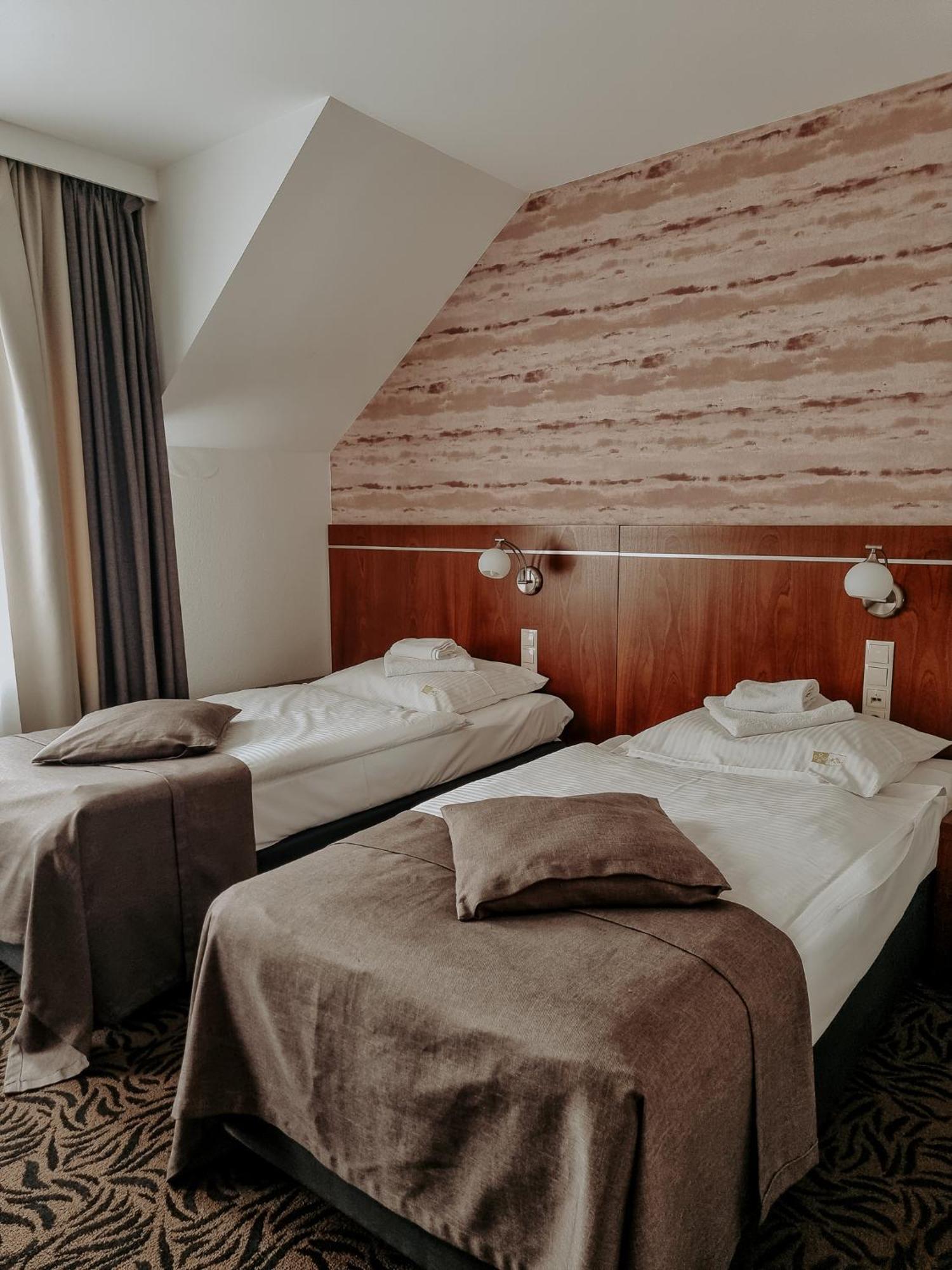 Azyl Hotel 3*