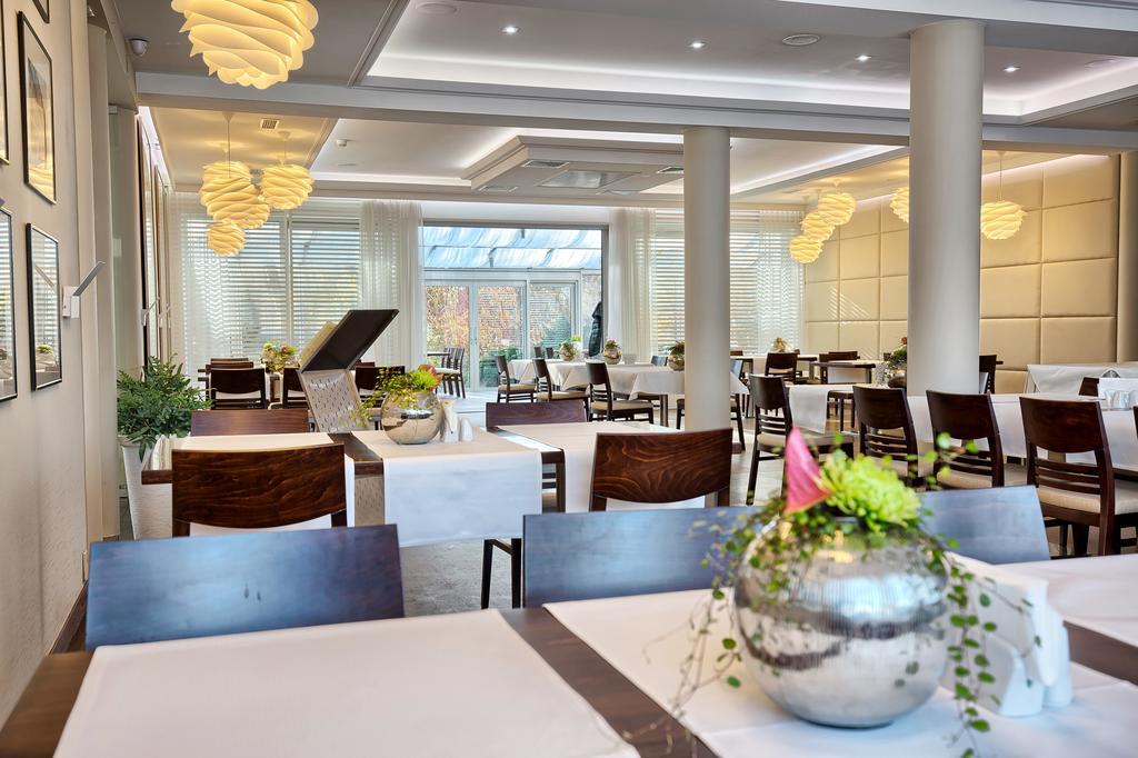 Azyl Hotel